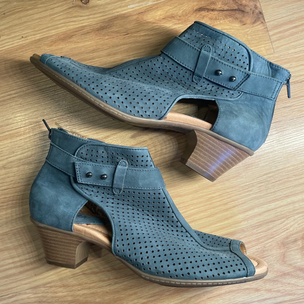 Earth Shoes Womens 9 Keri Intrepid Perforated Moroccan Blue Peeptoe Bootie Heel